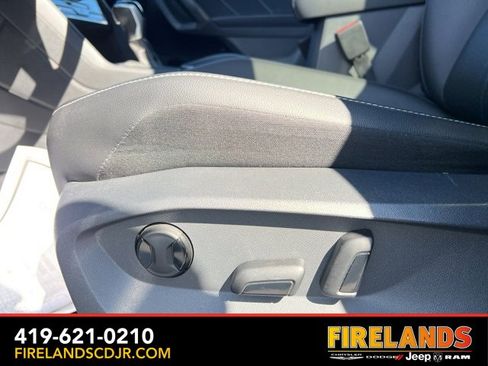 Used 2022 Volkswagen Tiguan SE image 17