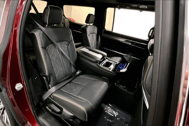 Used 2023 Jeep Grand Wagoneer Series III AWD/4WD image 26
