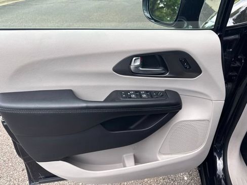 Used 2019 Chrysler Pacifica Limited FWD image 29