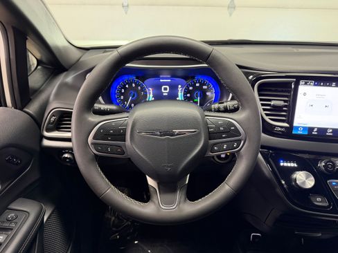 Used 2025 Chrysler Pacifica Select FWD image 19