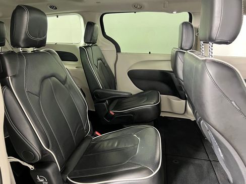 Used 2024 Chrysler Pacifica Limited image 32