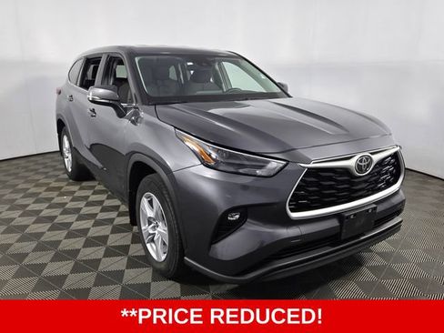 Used 2025 Toyota Highlander LE AWD/4WD image 2