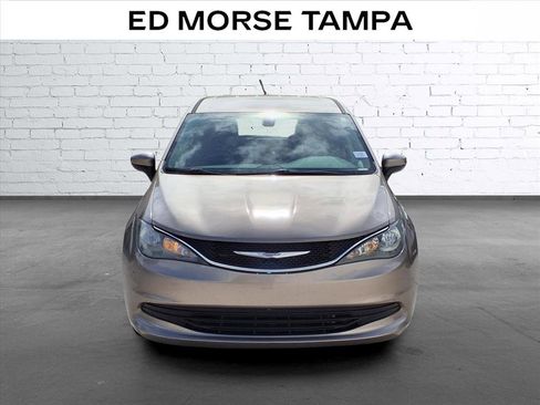 Used 2017 Chrysler Pacifica Touring FWD image 6