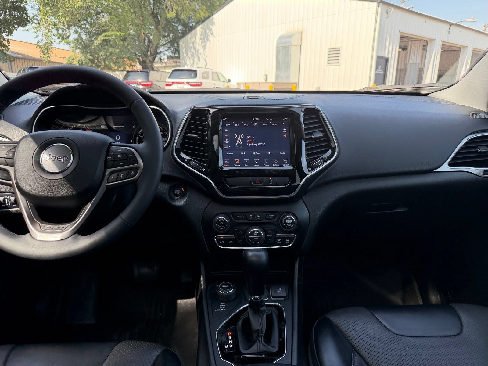 Used 2022 Jeep Cherokee Limited w/ Elite Package AWD/4WD image 19