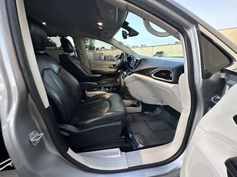 Used 2020 Chrysler Pacifica Touring-L FWD image 12