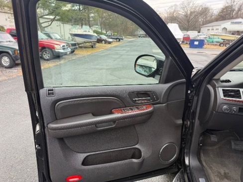 Used 2009 Cadillac Escalade w/ Ultra Luxury Collection image 19