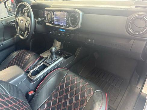 Certified 2021 Toyota Tacoma TRD Off-Road AWD/4WD image 35