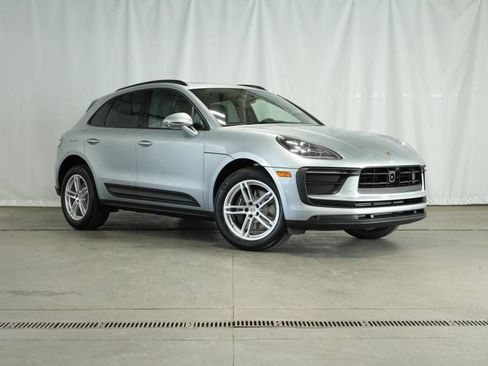 Certified 2025 Porsche Macan AWD/4WD image 9