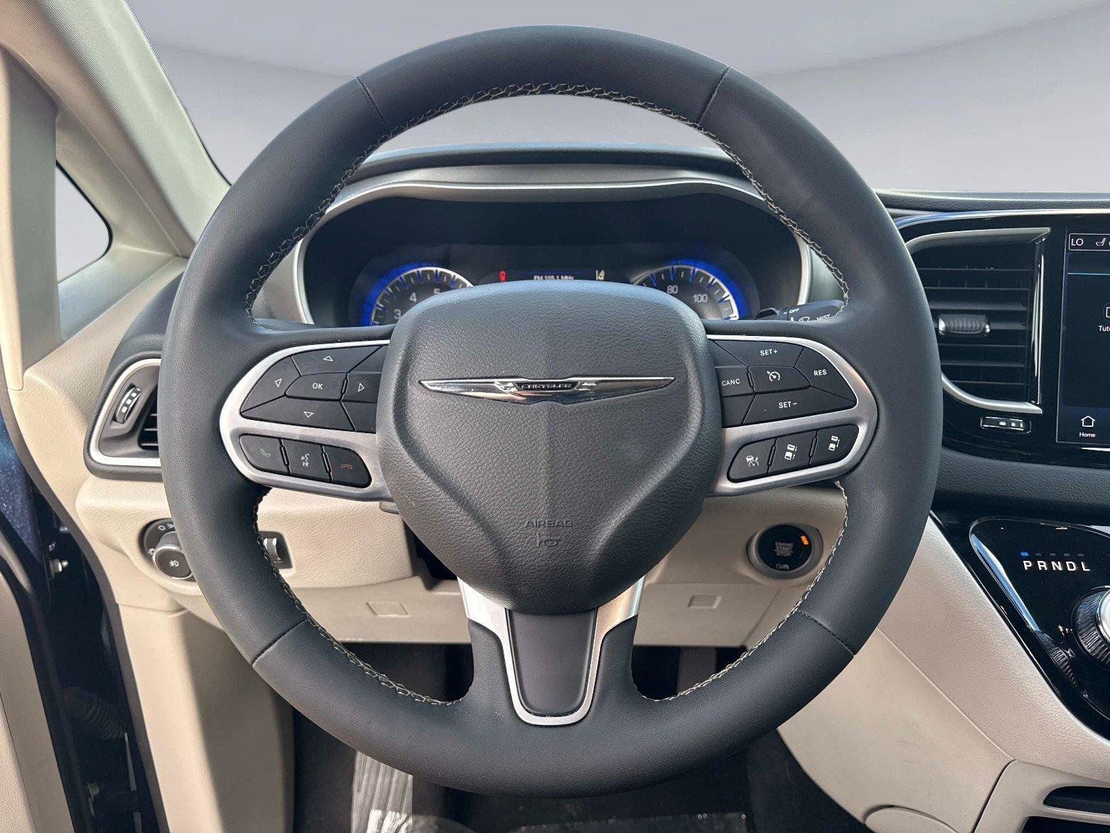 Used 2023 Chrysler Pacifica Touring-L FWD image 29