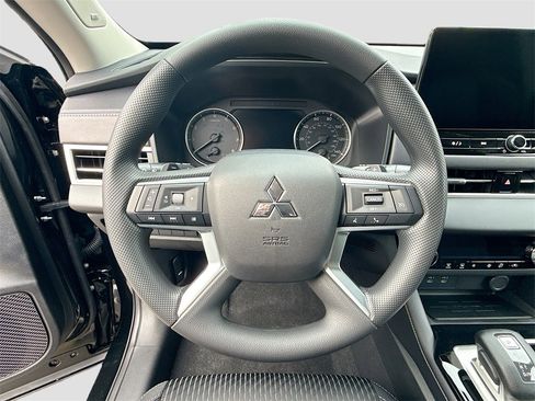 New 2025 Mitsubishi Outlander ES image 11