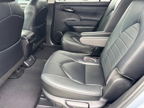 Used 2023 Toyota Highlander XLE AWD/4WD image 15