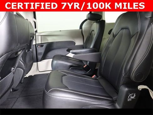 Used 2023 Chrysler Pacifica Touring-L image 13