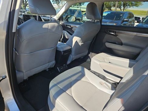 Used 2021 Toyota Highlander Platinum image 11