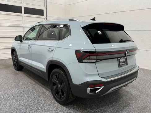 Used 2026 Volkswagen Taos SE w/ Panoramic Sunroof Package FWD image 4