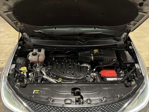 Used 2019 Chrysler Pacifica Limited image 12