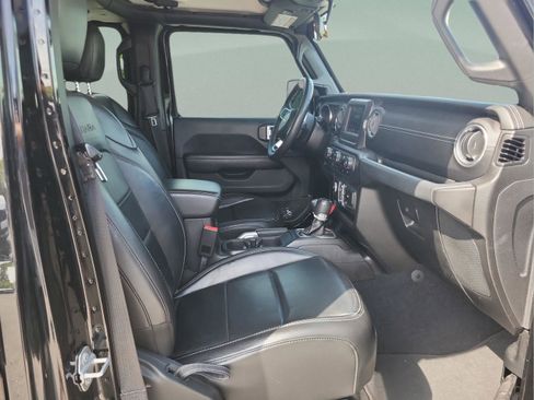 Used 2018 Jeep Wrangler Unlimited Sahara AWD/4WD image 20