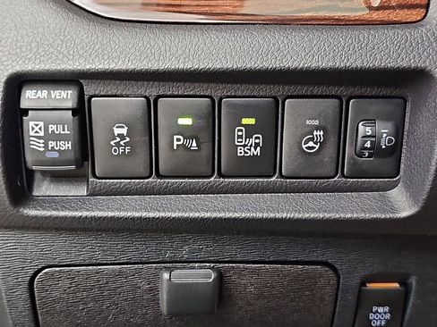 Used 2015 Toyota Sienna Limited Premium FWD image 28