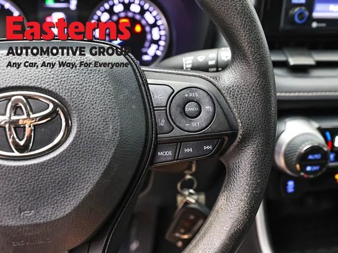 Used 2020 Toyota RAV4 LE AWD/4WD image 15