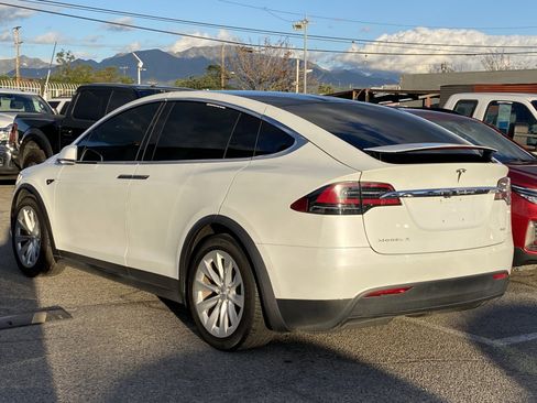 Used 2018 Tesla Model X 75D image 11
