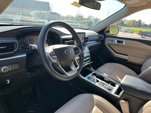 Used 2022 Ford Explorer XLT w/ Equipment Group 202A image 16
