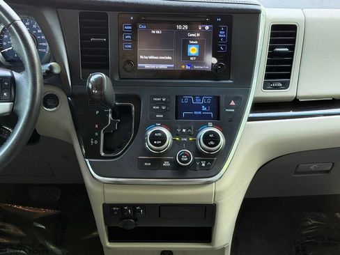 Used 2017 Toyota Sienna XLE FWD image 27