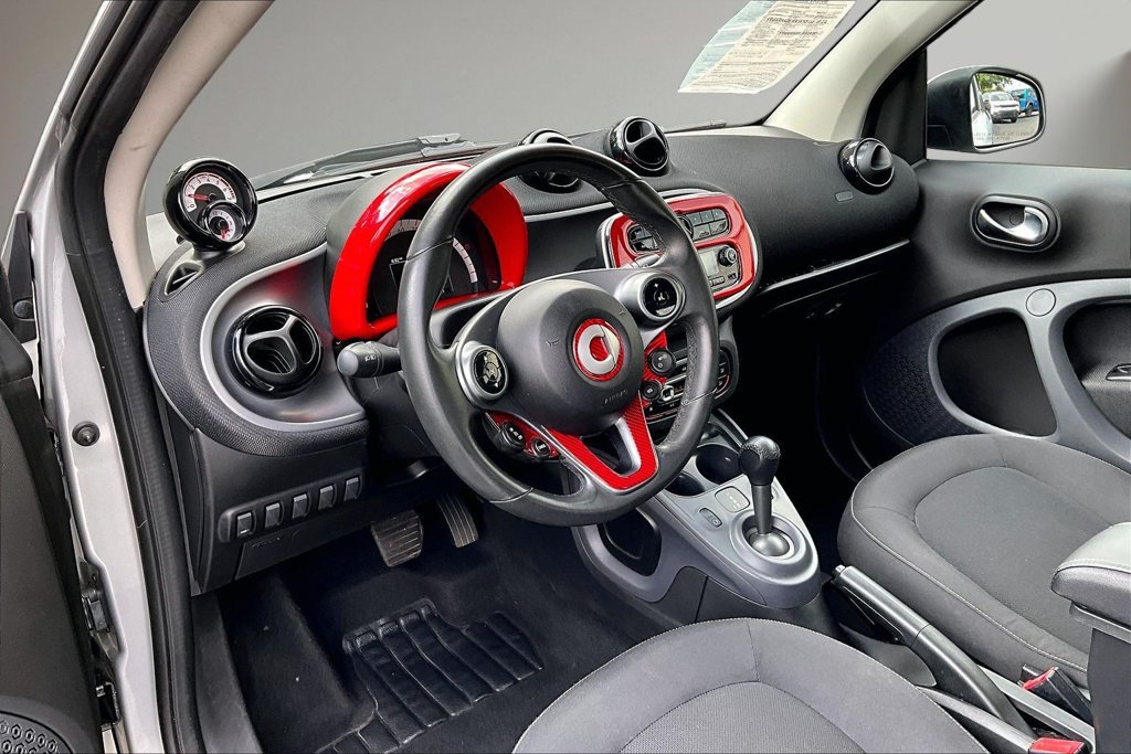 Used 2016 smart fortwo passion RWD image 14