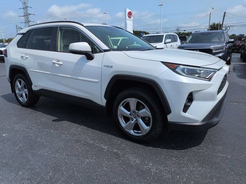 Used 2021 Toyota RAV4 XLE Premium AWD/4WD image 7