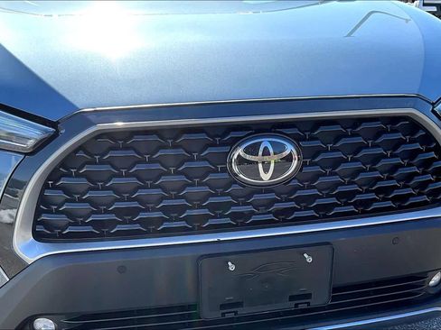 Used 2025 Toyota Corolla Cross XLE w/ Convenience Package image 30