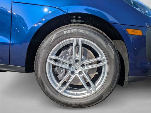 Certified 2025 Porsche Macan AWD/4WD image 29