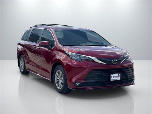 Certified 2026 Toyota Sienna XLE FWD image 3