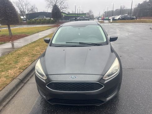 Used 2018 Ford Focus SE image 3