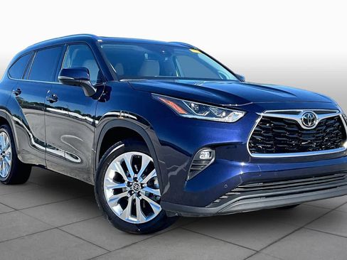 Used 2023 Toyota Highlander Limited image 3