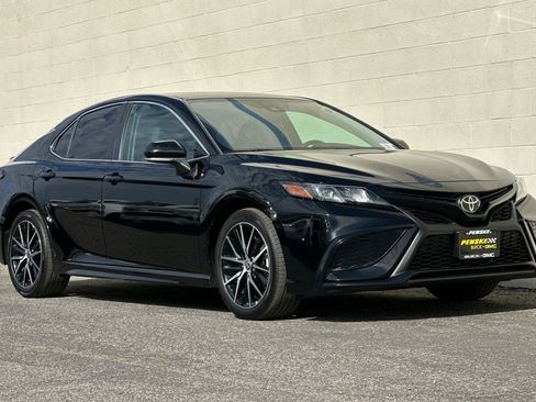 Used 2023 Toyota Camry SE image 2