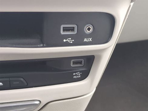 Used 2018 Chrysler Pacifica Touring-L Plus w/ Tire & Wheel Group image 31