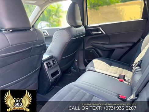Used 2025 Mitsubishi Outlander SE AWD/4WD image 17