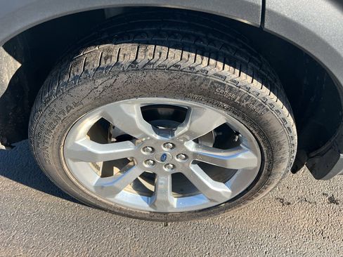 Used 2020 Ford Explorer Platinum w/ Premium Technology Package image 12