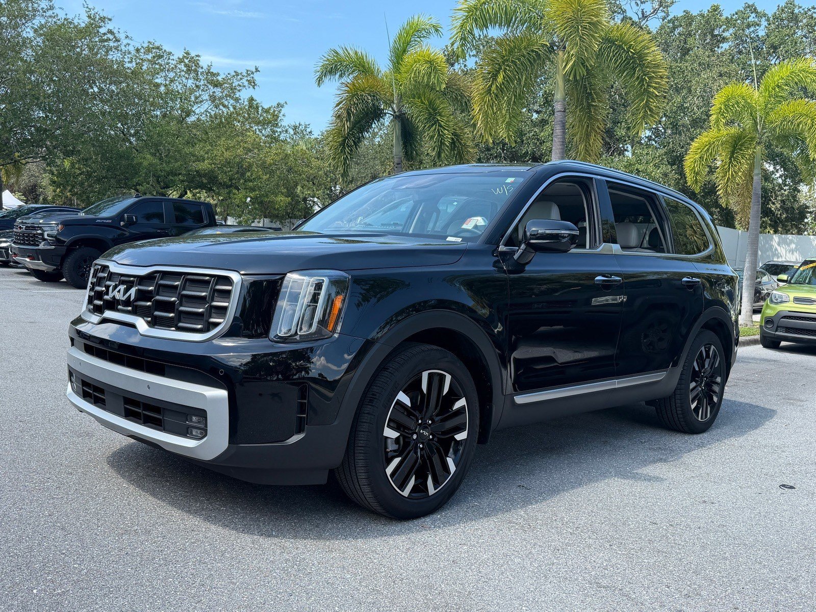 Used 2025 Kia Telluride SX w/ SX Captain's Chair Package FWD image 3