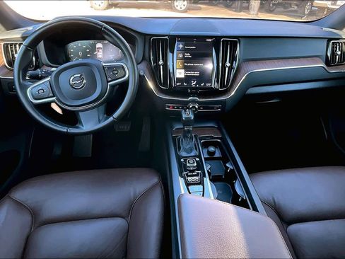 Used 2021 Volvo XC60 T5 Momentum image 11