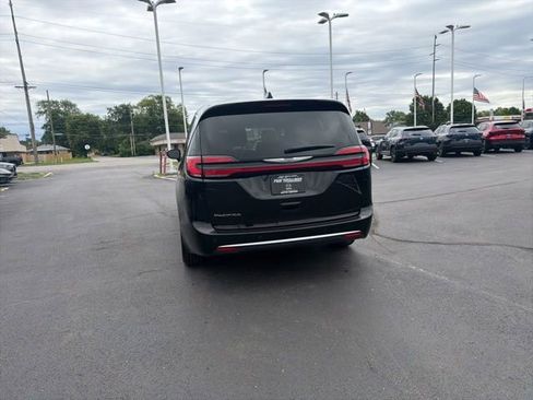 Used 2024 Chrysler Pacifica Touring-L FWD image 12