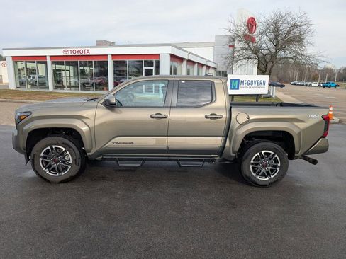 Used 2025 Toyota Tacoma TRD Sport AWD/4WD image 2
