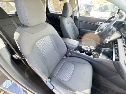 Used 2025 Kia Sportage LX image 28