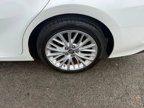 Used 2018 Toyota Camry XLE image 9