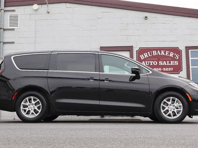 Used 2025 Chrysler Pacifica Select
