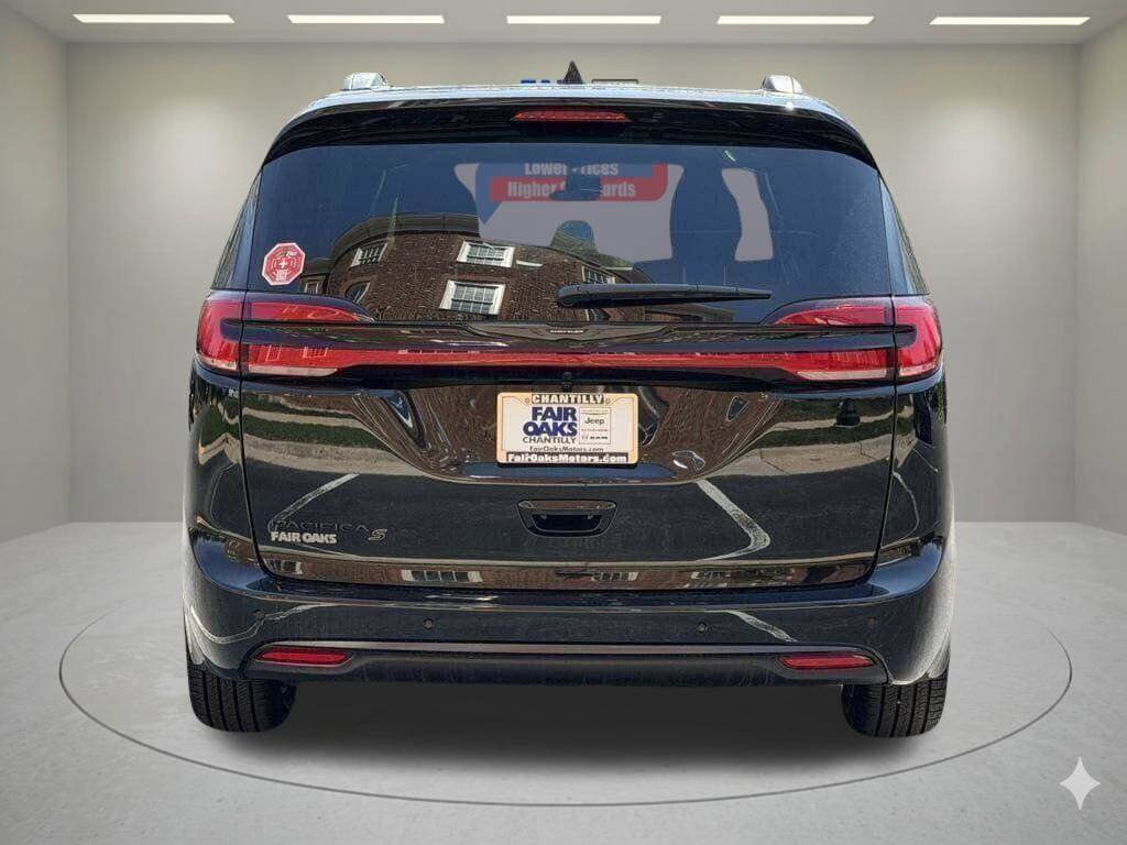 New 2026 Chrysler Pacifica Select w/ S Appearance Package FWD image 8