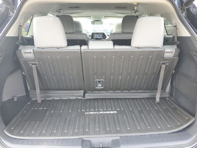 Used 2022 Toyota Highlander XLE AWD/4WD image 8