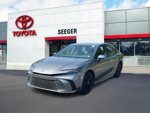 Used 2025 Toyota Camry SE FWD image 11