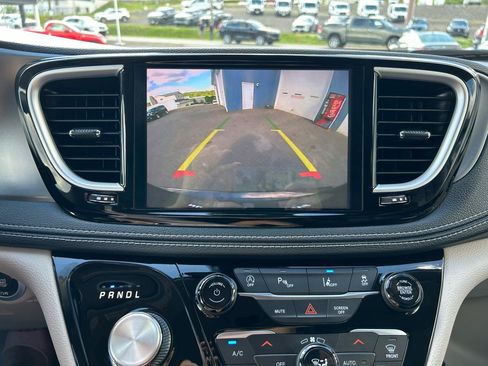 Used 2022 Chrysler Pacifica Touring-L FWD image 33