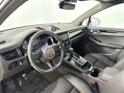 Certified 2023 Porsche Macan image 4
