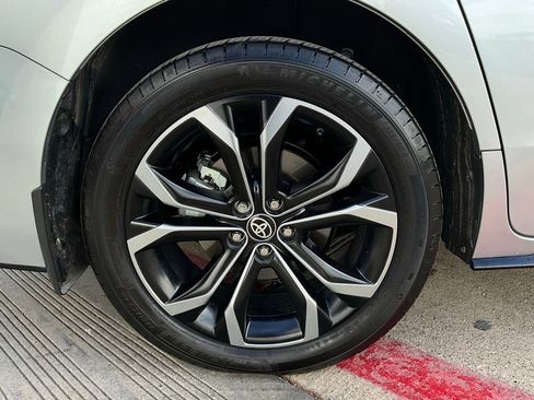 Used 2025 Toyota Sienna Platinum image 9