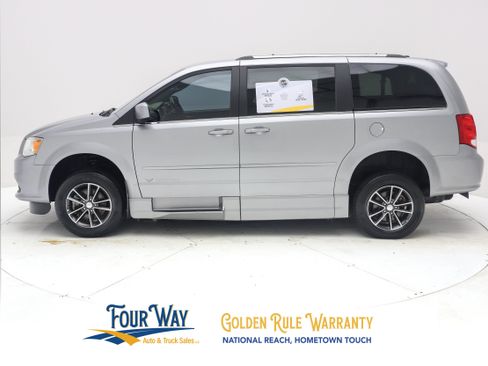 Used 2016 Dodge Grand Caravan SXT FWD image 8